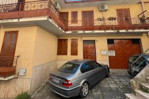 Stabile con due appartamenti più garage