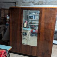 Armadio vintage con specchio