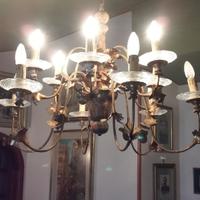 Lampadario in ferro battuto con decoro a mano