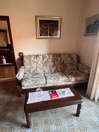 Soggiorno classico con divano, poltrone e credenza