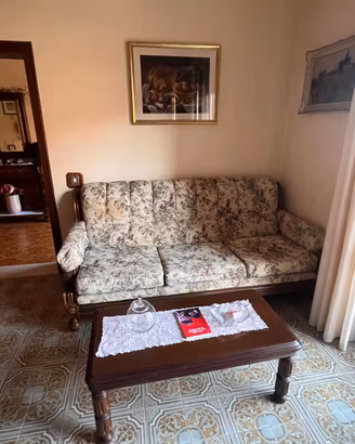 Soggiorno classico con divano, poltrone e credenza