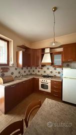 Cucina completa di tavolo e sedie coordinati