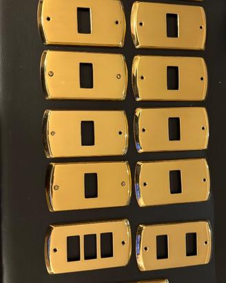 Placche interruttori, in ottone pieno e brunite.