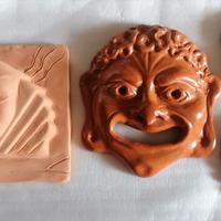 4 Maschere + Croce disegnata su pietra