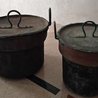 Calderoni in rame antichi.