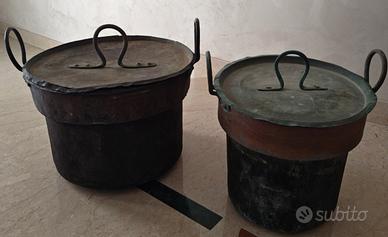 Calderoni in rame antichi.