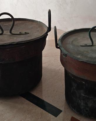 Calderoni in rame antichi.