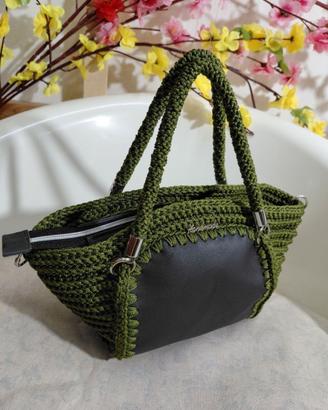 Borsa artigianale verde e nera all'uncinetto