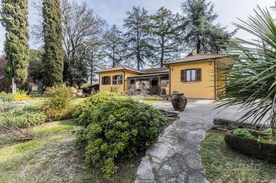 VILLA SINGOLA A VETRALLA