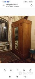 armadio antico in legno.