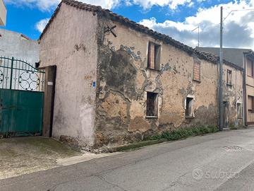 Casa indipendente antica con cubatura di 1360m