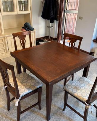 Tavolo da pranzo allungabile in legno con 4 sedie