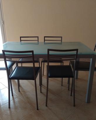 Tavolo con ripiano in cristallo x cucina.