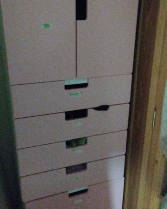 2 letti ikea con scrivania con due mobiletti 