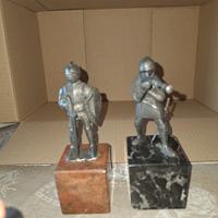 2 Statuine in metallo su base marmo mediovali