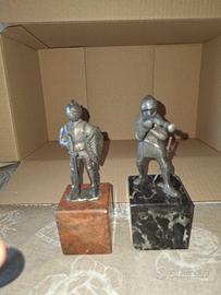 2 Statuine in metallo su base marmo mediovali