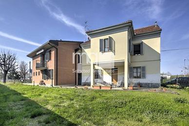 Villa di 335 m² con più di 5 locali e box auto dop