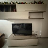 Parete attrezzata e mobile usato