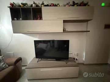 Parete attrezzata e mobile usato