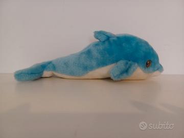 Delfino di peluche.