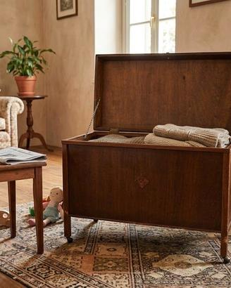 Baule in legno decorato con ruote
