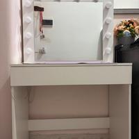 Mobile da trucco con lampadine a led e specchio