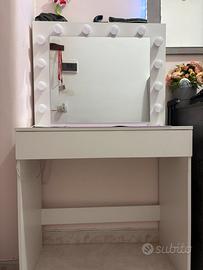 Mobile da trucco con lampadine a led e specchio