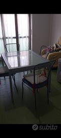 Tavolo in vetro con sedie 