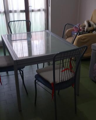 Tavolo in vetro con sedie 