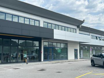 AMPIO LOCALE COMMERCIALE - UNICO PER DIMENSIO...