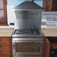 cucina con forno cappa e piano cottura a gas