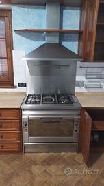 cucina con forno cappa e piano cottura a gas