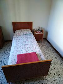 2 letti singoli, 2 comodini e comò c/specchiera