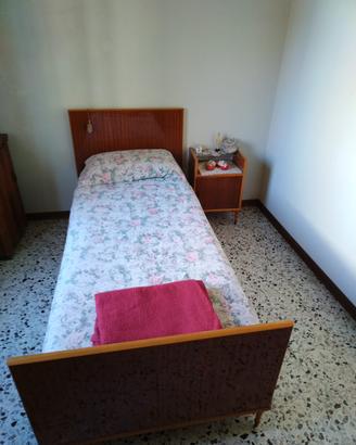 2 letti singoli, 2 comodini e comò c/specchiera