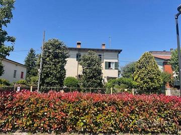 Villa di 283 m² con più di 5 locali e box auto dop