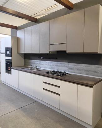 Cucina lineare adattabile fine serie - nuova!