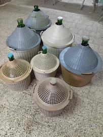 Damigiane in vetro e vasca da 200 litri per mosto