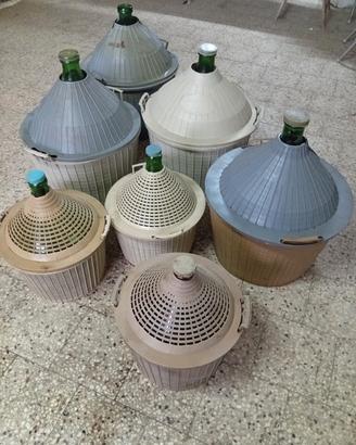 Damigiane in vetro e vasca da 200 litri per mosto