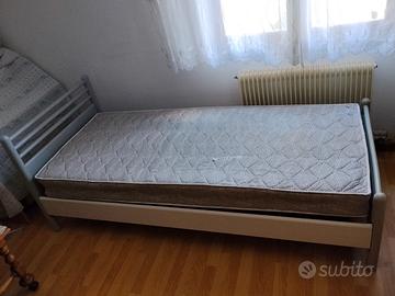 letto singolo con materasso