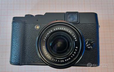 Fujifilm X10 Black con custodia originale in pelle