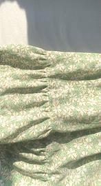 Vestito verde con motivi floreali