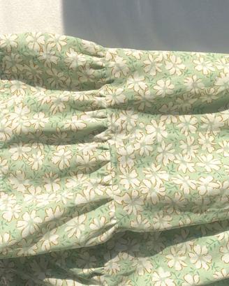 Vestito verde con motivi floreali