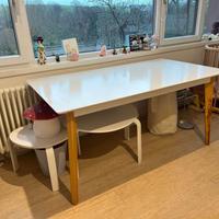 Tavolo di legno laccato bianco