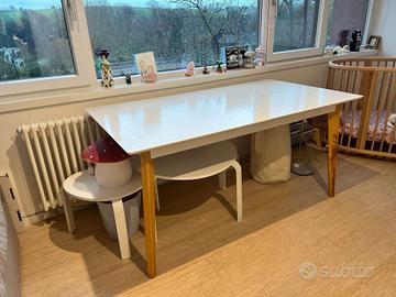 Tavolo di legno laccato bianco