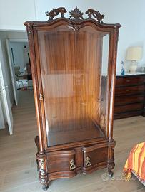 Elegante vetrina in legno di noce