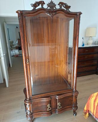 Elegante vetrina in legno di noce