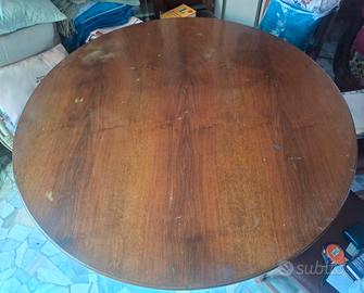 Tavolo in legno con sedie