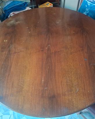 Tavolo in legno con sedie