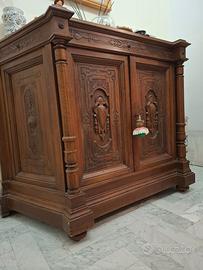 Credenza in legno intagliato – stile classico
