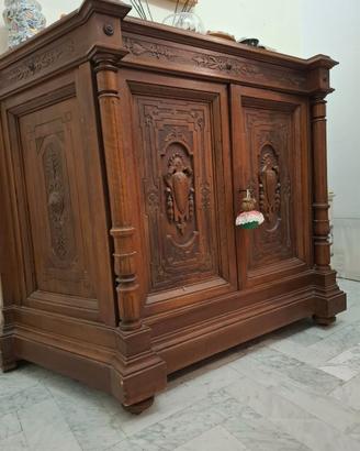 Credenza in legno intagliato – stile classico